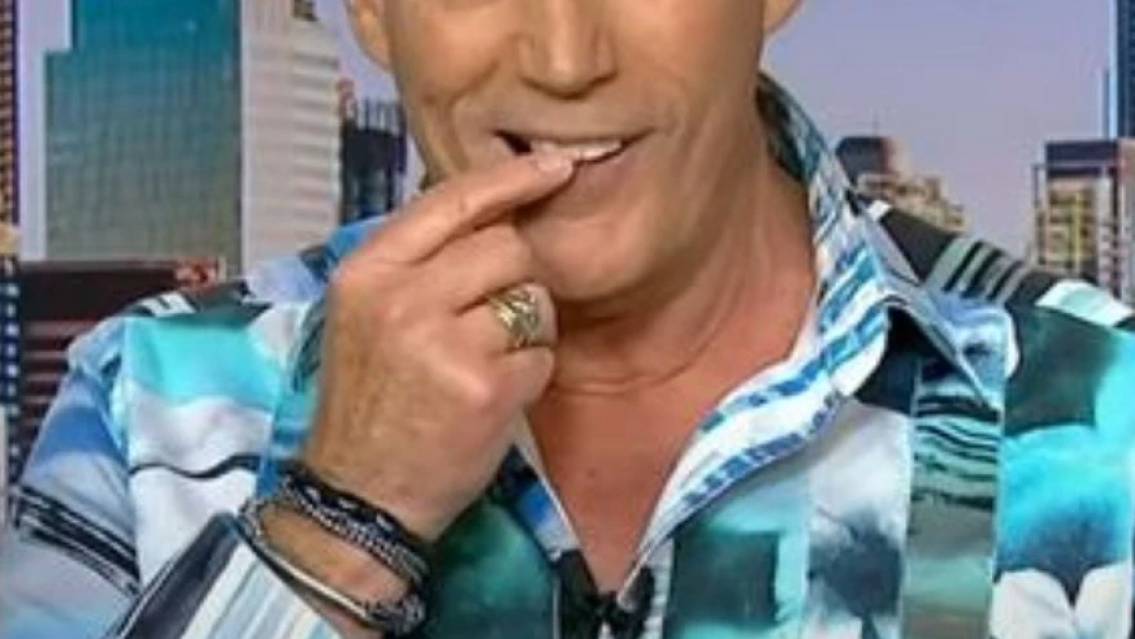 A famos�simo periodista se le cay� un diente en vivo y as� reaccion�