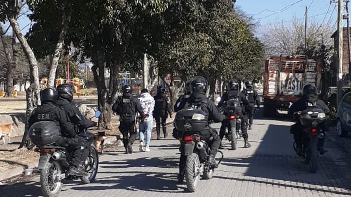 Detuvieron a un hombre que amenazaba con un arma a los vecinos de un barrio jujeño