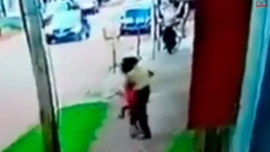 Golpeó de forma muy violenta a su hijita porque no quería caminar: la dejó en grave estado