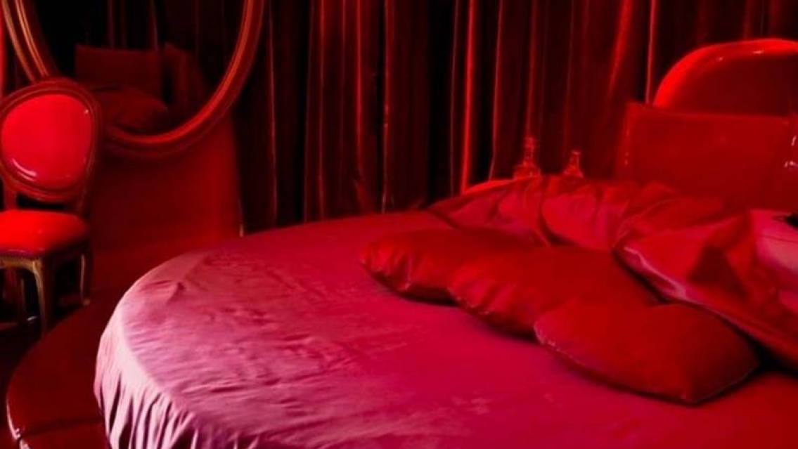 Unos perversos bárbaros. Lo que hicieron con el bebé las dos parejas que fueron al telo