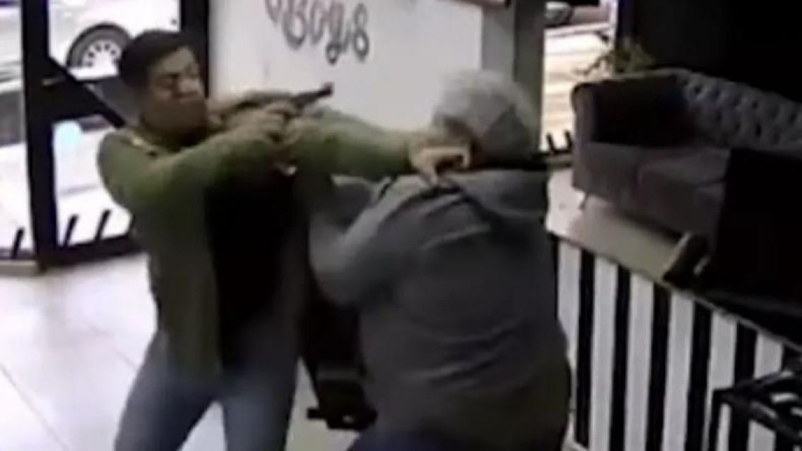 Quiso robar en un negocio y lo molieron a golpes: terminó diciendo que era "una joda"