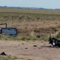 Murieron dos: iban en moto por la ruta, una camioneta salió de un campo y los chocó de frnte