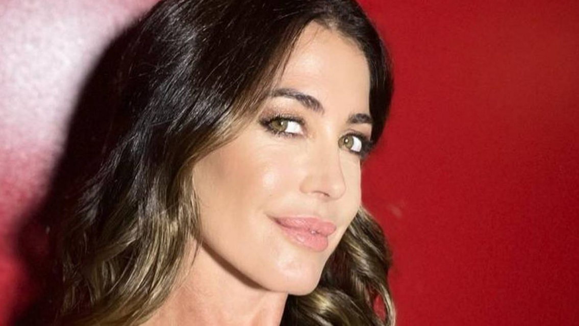 Escrachan a Pamela David vendiendo ropa y zapatillas usadas �todo sucio!