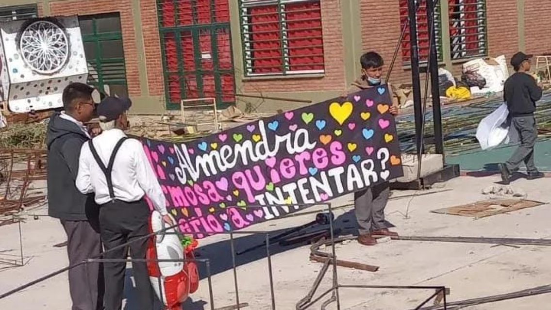 Se supo la respuesta que habr�a recibido el joven de la Enet 2 que llev� la bandera para Almendra: "Le dijeron que....