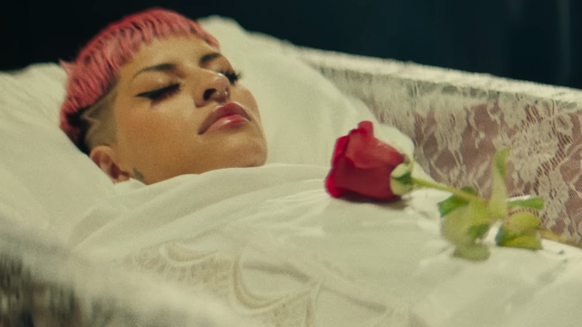 Conmoción en las redes: Cazzu apareció en un cajón