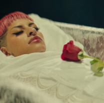 Conmoción en las redes: Cazzu apareció en un cajón