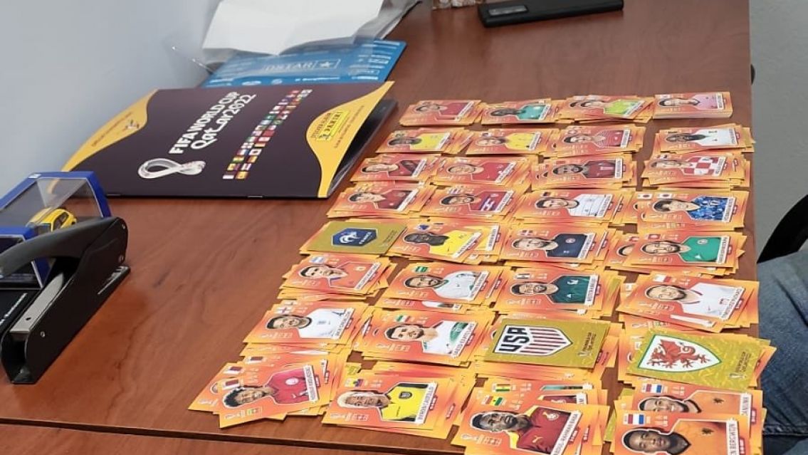 Se enter� que sali� a la venta el �lbum del mundial y se gast� el sueldo en figuritas: ahora es viral