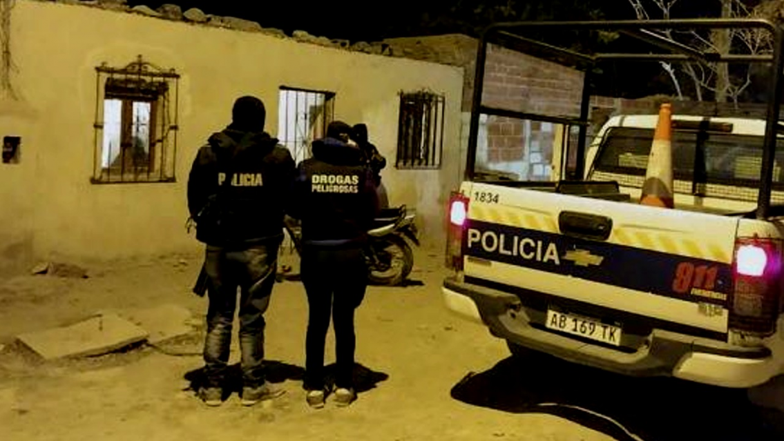 Reventaron una cocina donde vendían droga "a cuatro manos" en el bajo