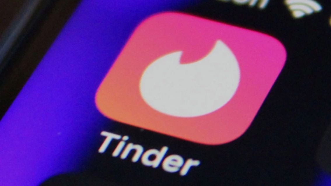 Tiene 63 años, pasó una noche "loca" con dos chicas que conoció por Tinder y perdió todo