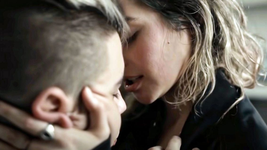 Su ex la bloque� de todos lados y ella se veng� de la peor forma: apareci� a los besos en el video de su artista favorito