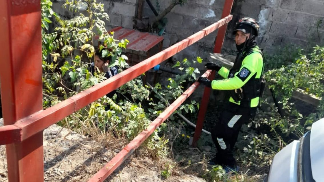 Minutos de tensi�n: polic�as rescataron a un perrito que estaba cerca de ahogarse en el Xibi Xibi
