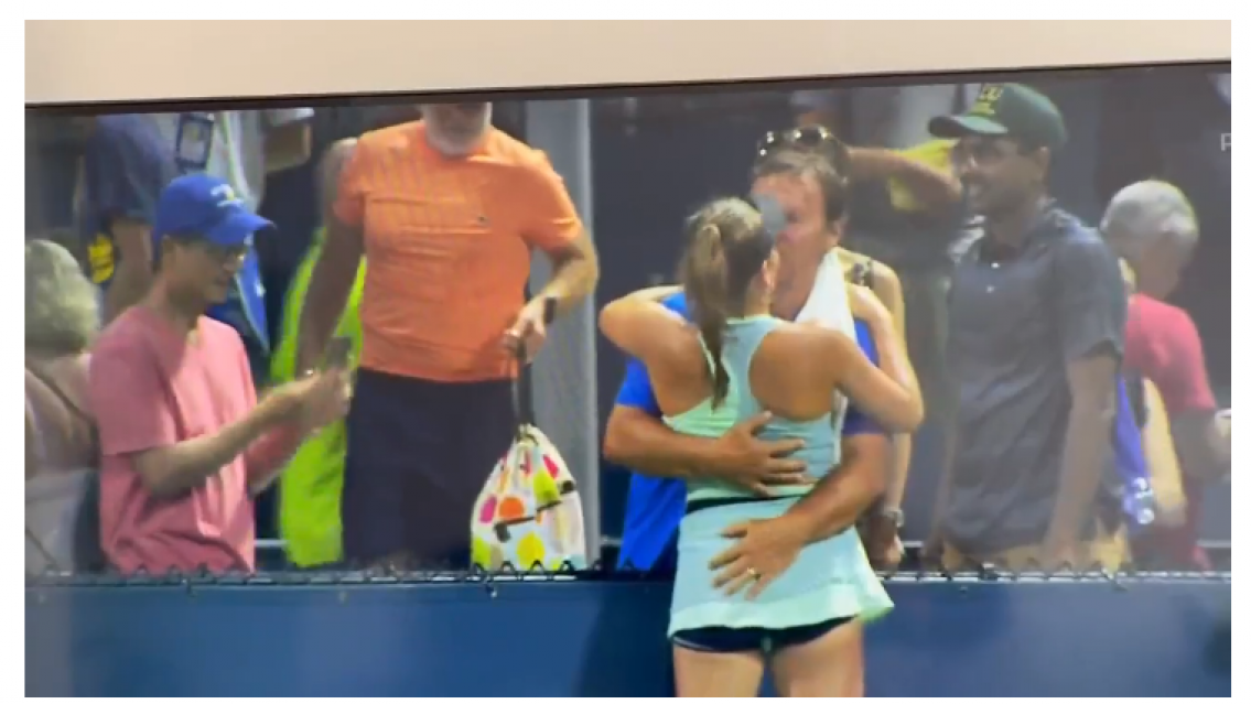 Beso en la boca y manoseo, pol�mico festejo de su padre. La tenista tiene 16 a�os