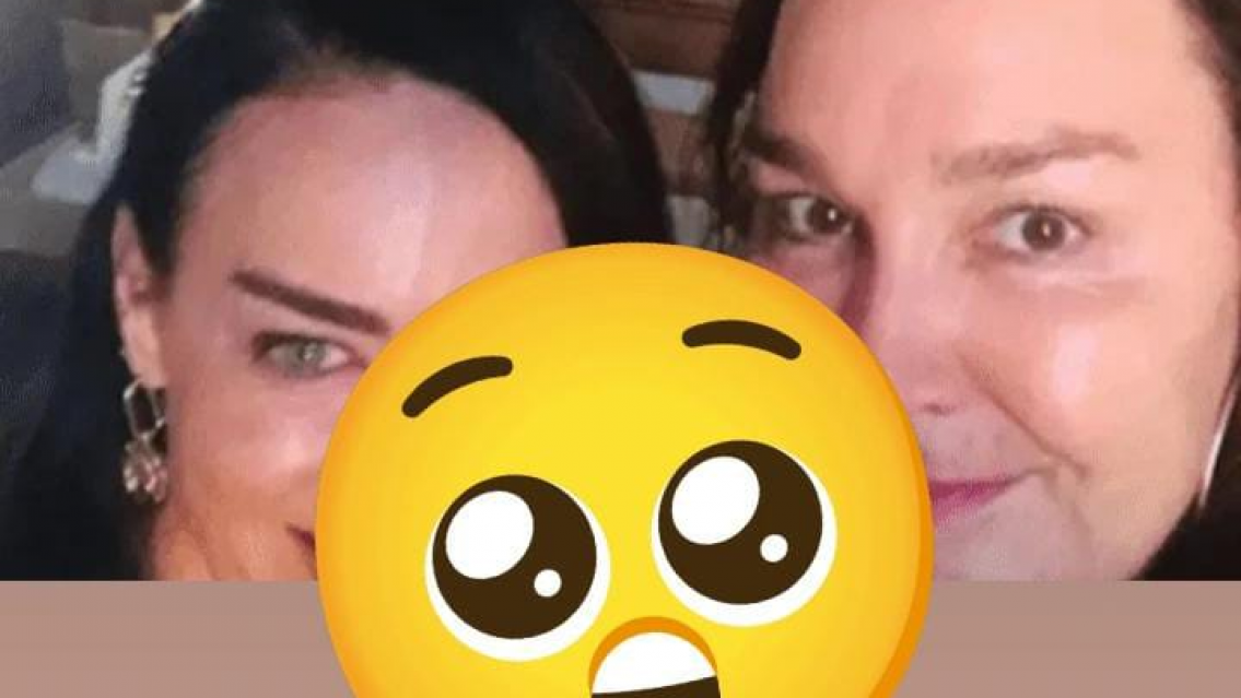 Se sacó una "selfie" y vio un paranormal detalle en el espejo. Ahora no puede dormir