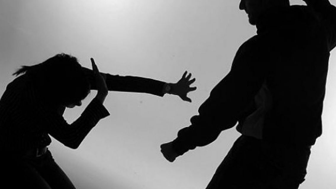 Juje�a quiso salir a bailar con las amigas y su novio la golpe� brutalmente