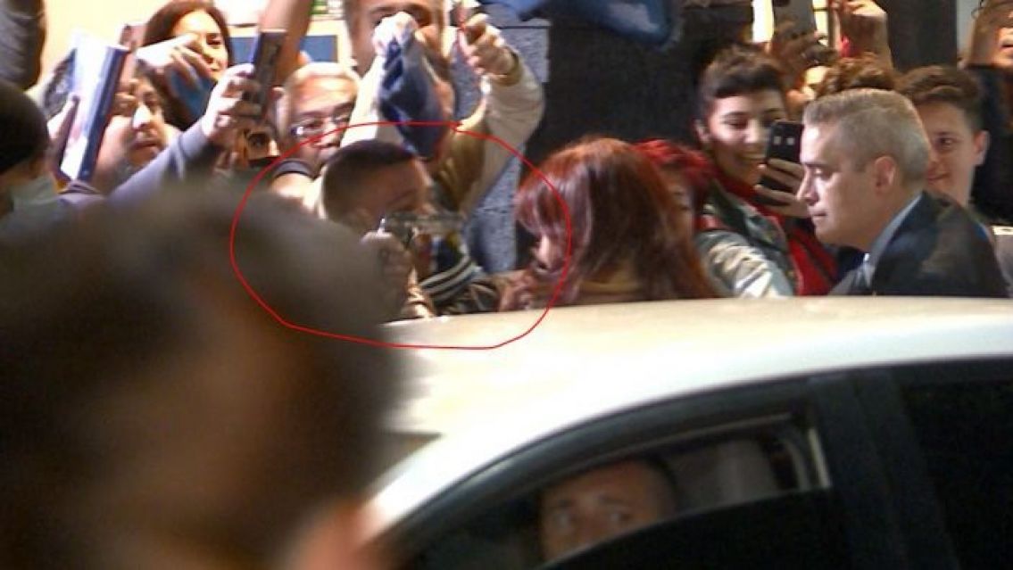 [URGENTE] Quisieron matar a Cristina Kirchner en la puerta de su casa
