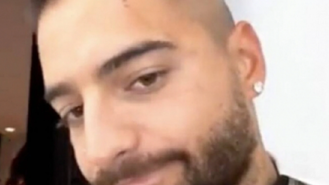 Qué le pasó a Maluma, se lo vio en silla de ruedas. Fans muy preocupados