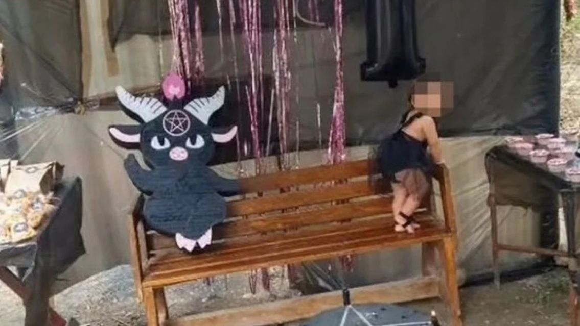 Su hija cumpli� un a�o y ella lo festej� con una fiesta sat�nica: "Parec�a un sacrificio"