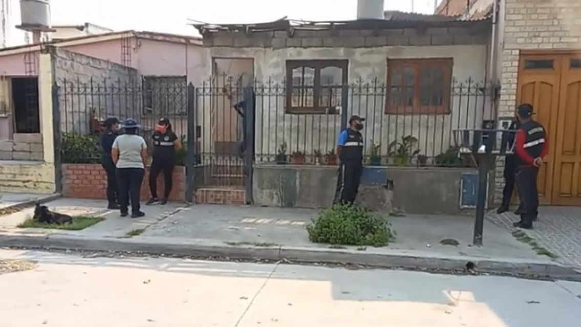 [URGENTE] Encontraron a una mujer enterrada en una casa de un barrio juje�o