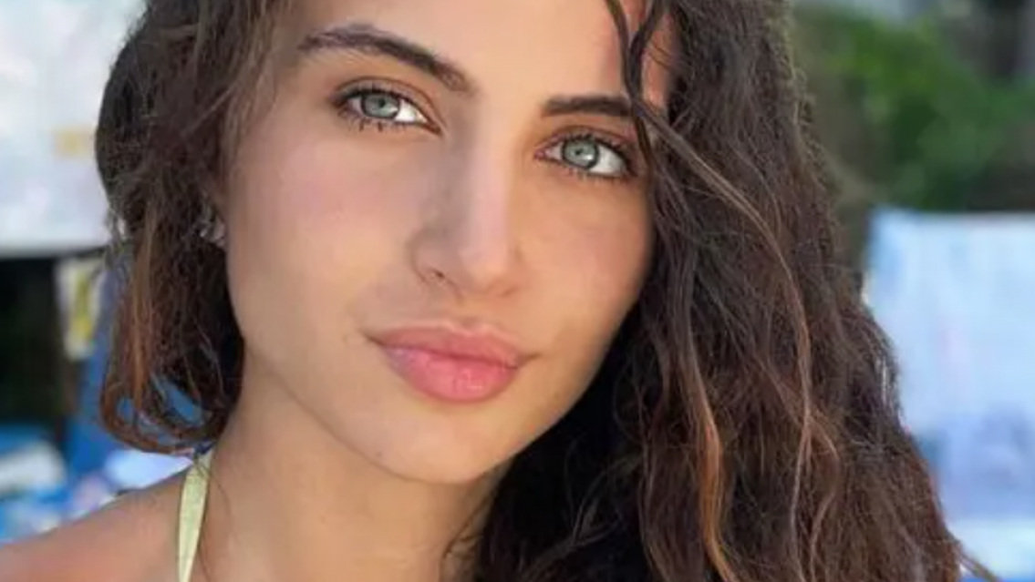 La candidata a reina que concursa sin una gota de maquillaje