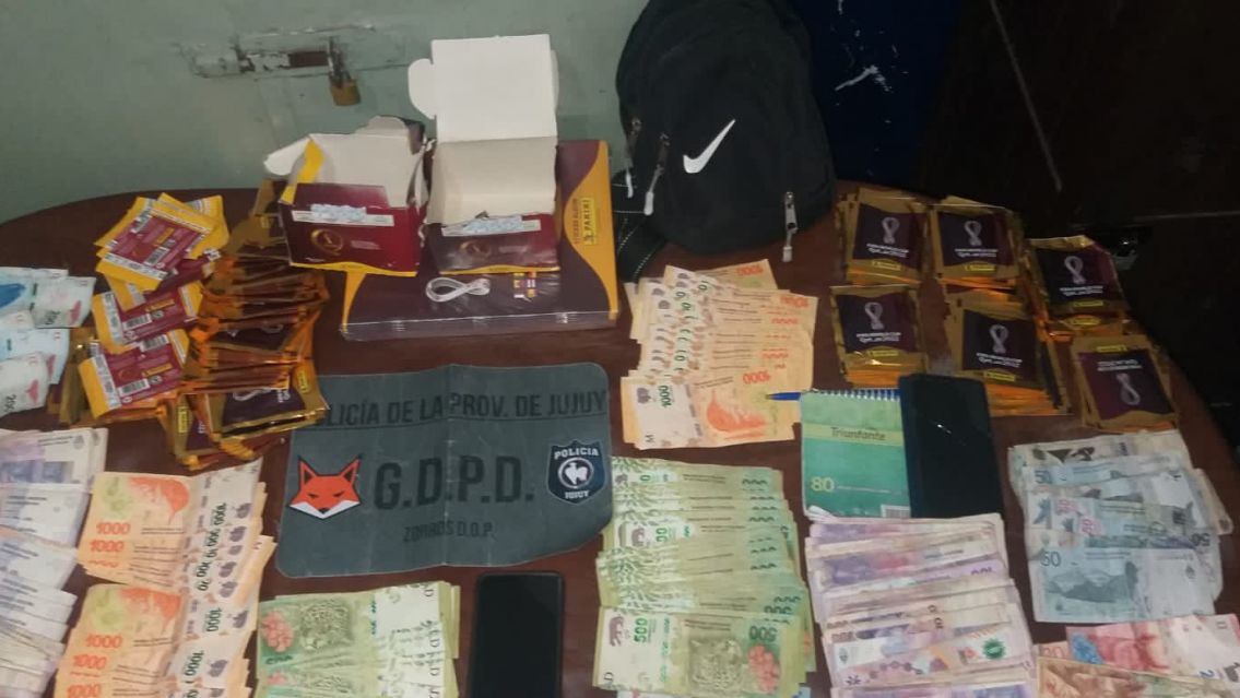 Pasados de vivos: juje�os vend�an figuritas falsas del mundial a precios alt�simos y fueron detenidos