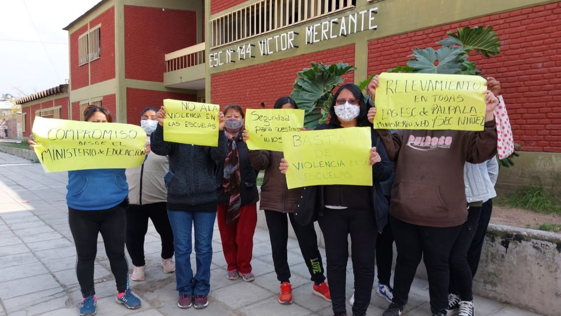 Madres se autoconvocaron en repudio al maltrato que reciben los alumnos en una escuela de Palpal�