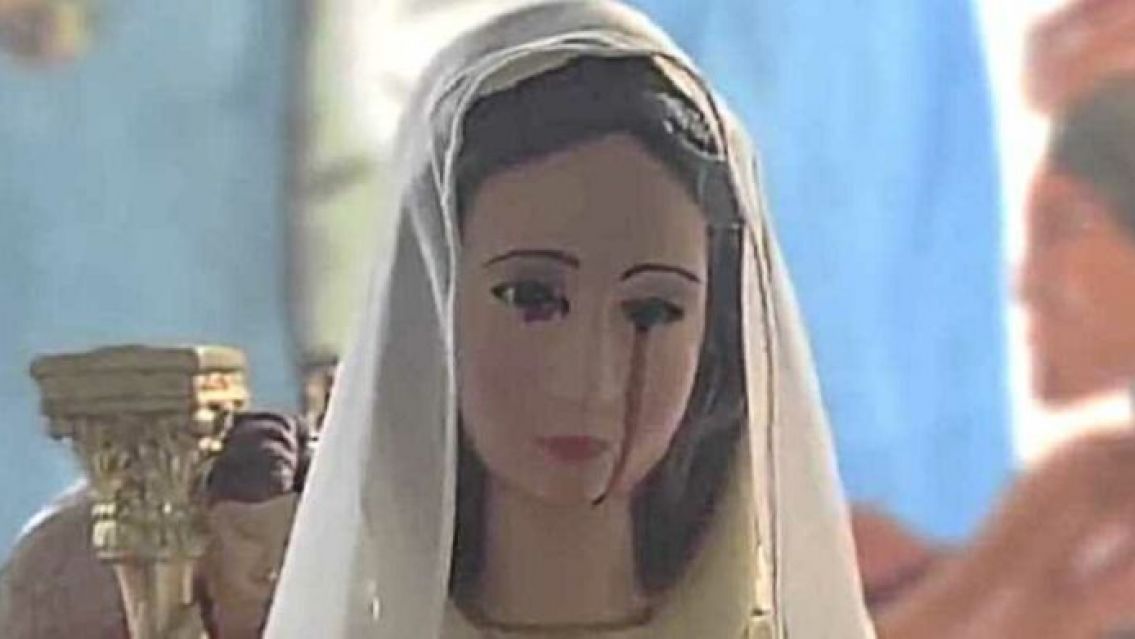 Conmoción total: grabaron el momento exacto en el que una virgen llora sangre