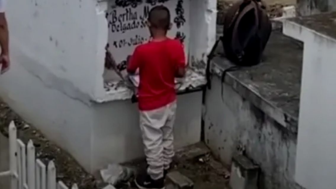 Nenito visitó la tumba de su mamá y su reacción conmovió en las redes