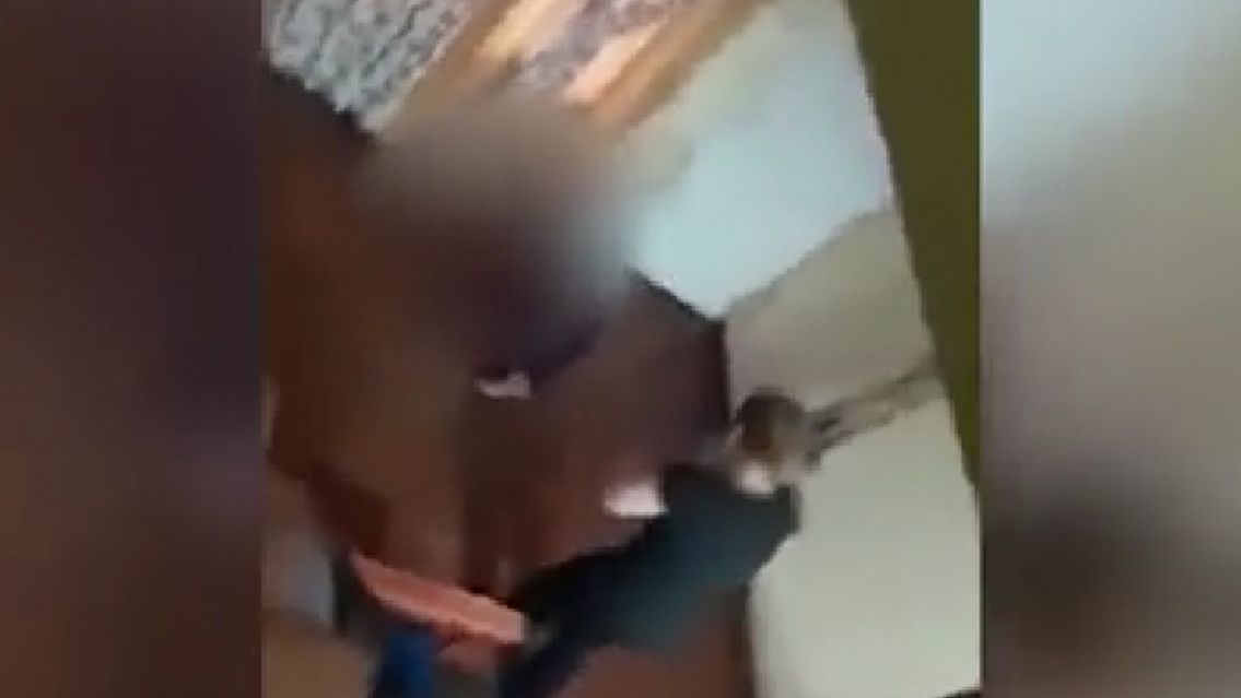 Una enfermera golpe� brutalmente a su hijito: lo tir� por las escaleras y le pate� la cabeza