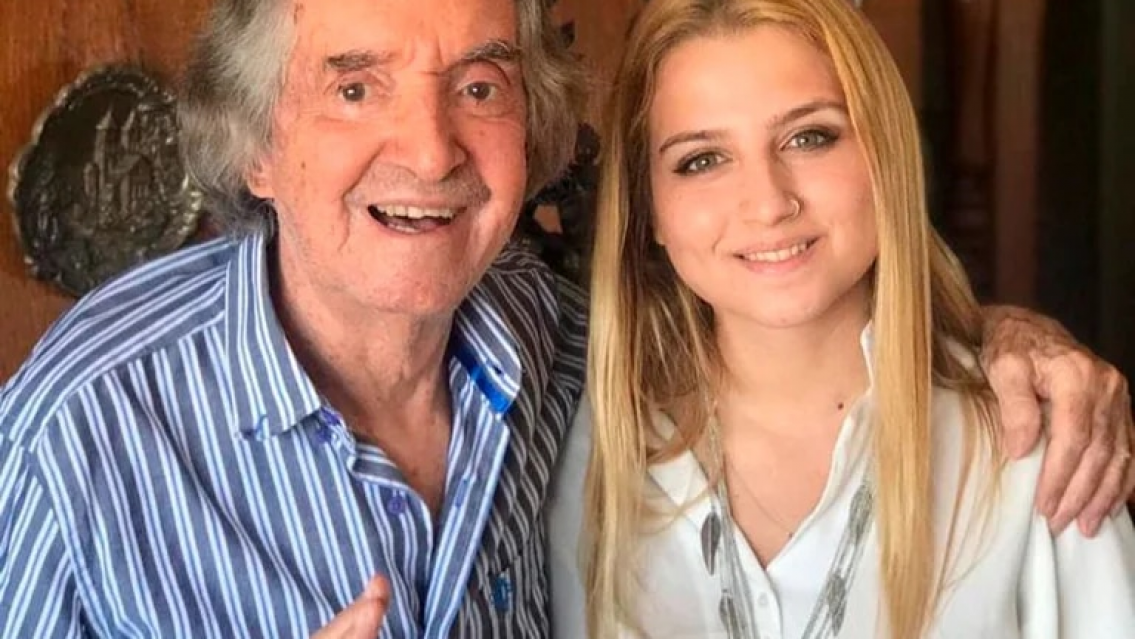 "El colmo de tener de abuelo a Carlitos Bal�", habl� la nieta que fue la encargada de dar la noticia