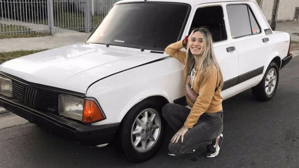 Se compr� su primer auto, recibi� burlas en las redes sociales y esto fue lo que respondi�