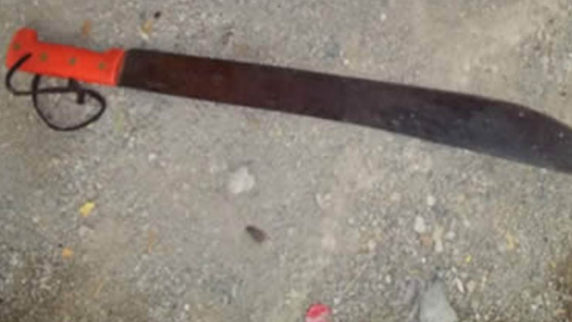 Jujeño escabiaba en una calle de Los Perales, paró una camioneta y lo atacaron a machetazos