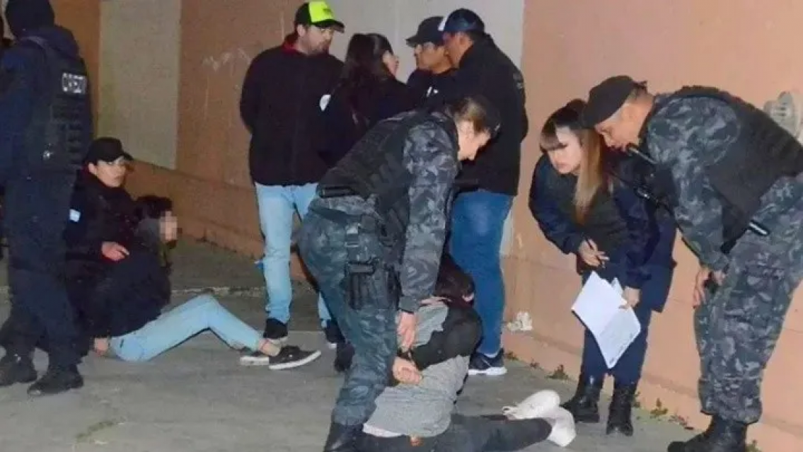 Dos nenas se agarraron a las pi�as por un chico, fue en el interior provincial