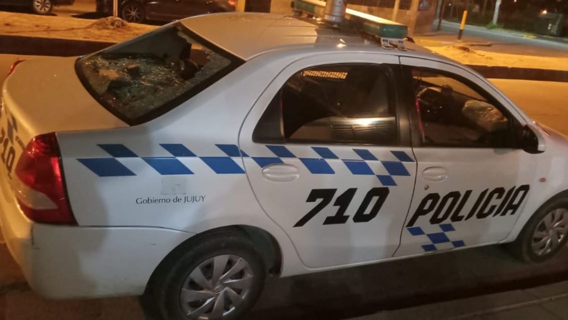Agredieron a polic�as en barrio Malvinas: destrozaron un m�vil