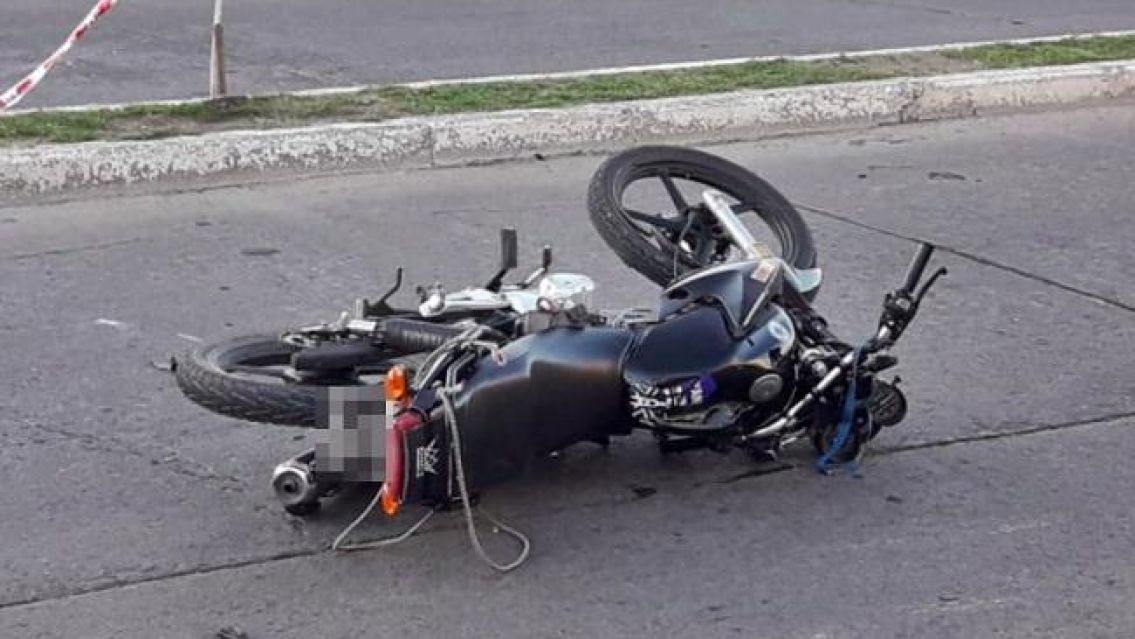 Grave accidente por Puente Arias: derrap� con la moto y pelea por su vida�