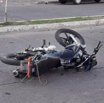 Grave accidente por Puente Arias: derrapó con la moto y pelea por su vida