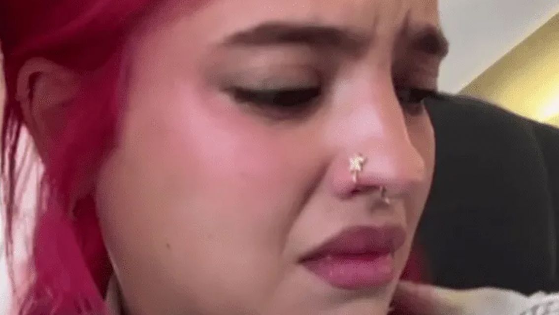 Viaj� sola, uno de los pasajeros le hizo algo asqueroso y lo film�: "le apoy� el..."