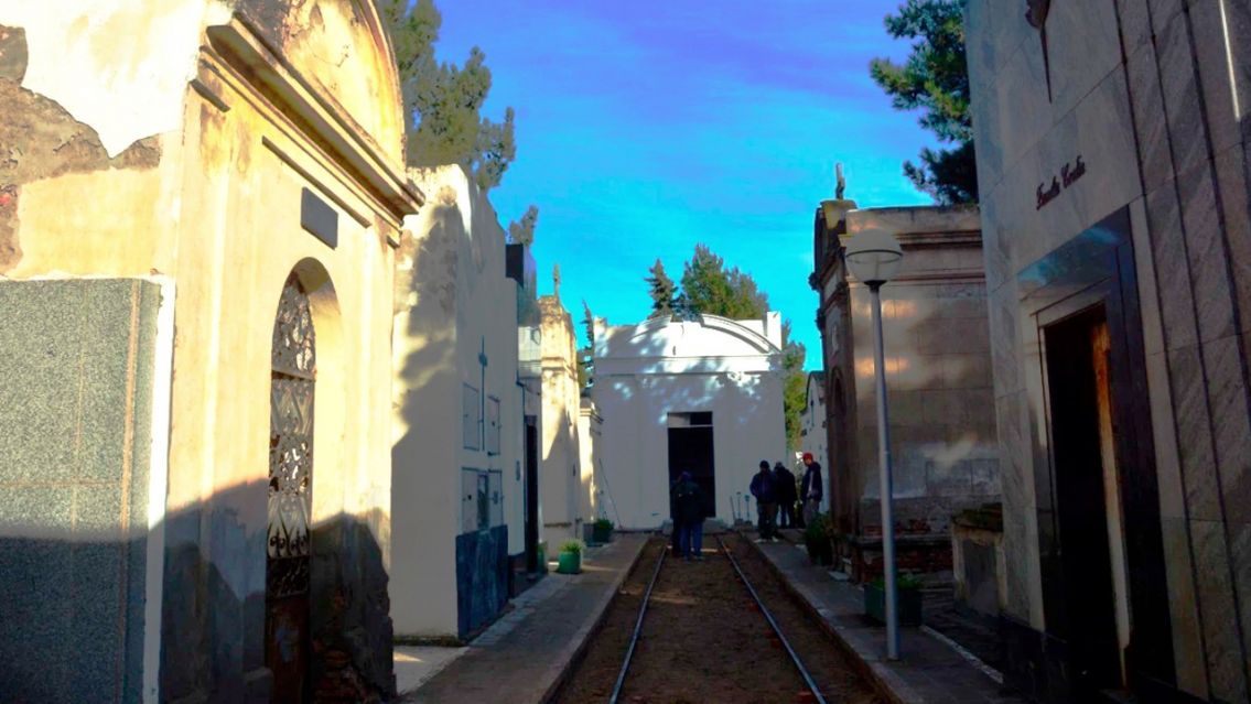 Pánico en el cementerio: sacaron un cuerpo y lo dejaron sentado en un banco