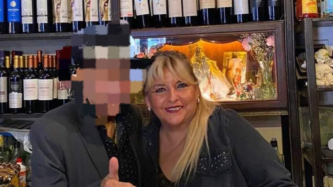 El cumbiero más famoso llegó al norte, "es él, es él". Se sacó foto con todas las botellas