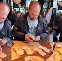 El video viral del hijo de Bolsonaro pagando en un restaurante argentino con billetes de $10000