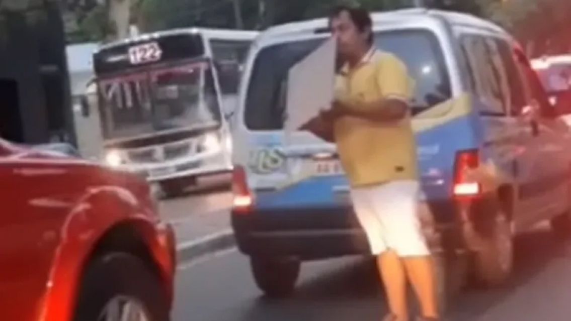 Se hacía el rengo para pedir plata y lo escracharon en frente de todos: cómo reaccionó