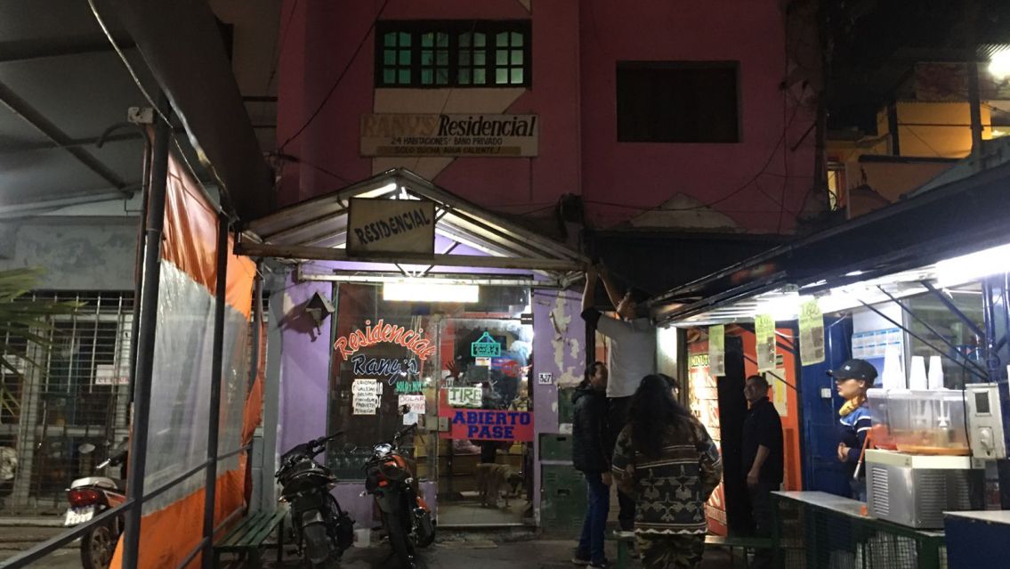 URGENTE: Un hombre cay� del segundo piso de un hotel en la vieja terminal