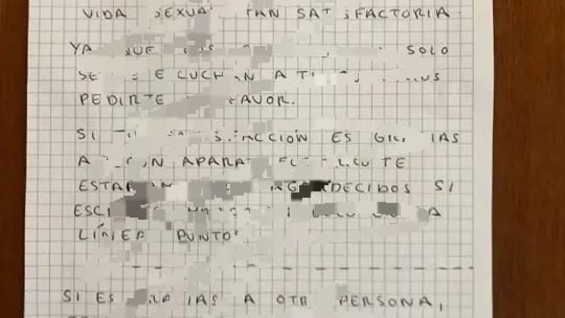 Se hartó de los g3midos de su vecina y la mandó al frente. La escrachó con un cartel