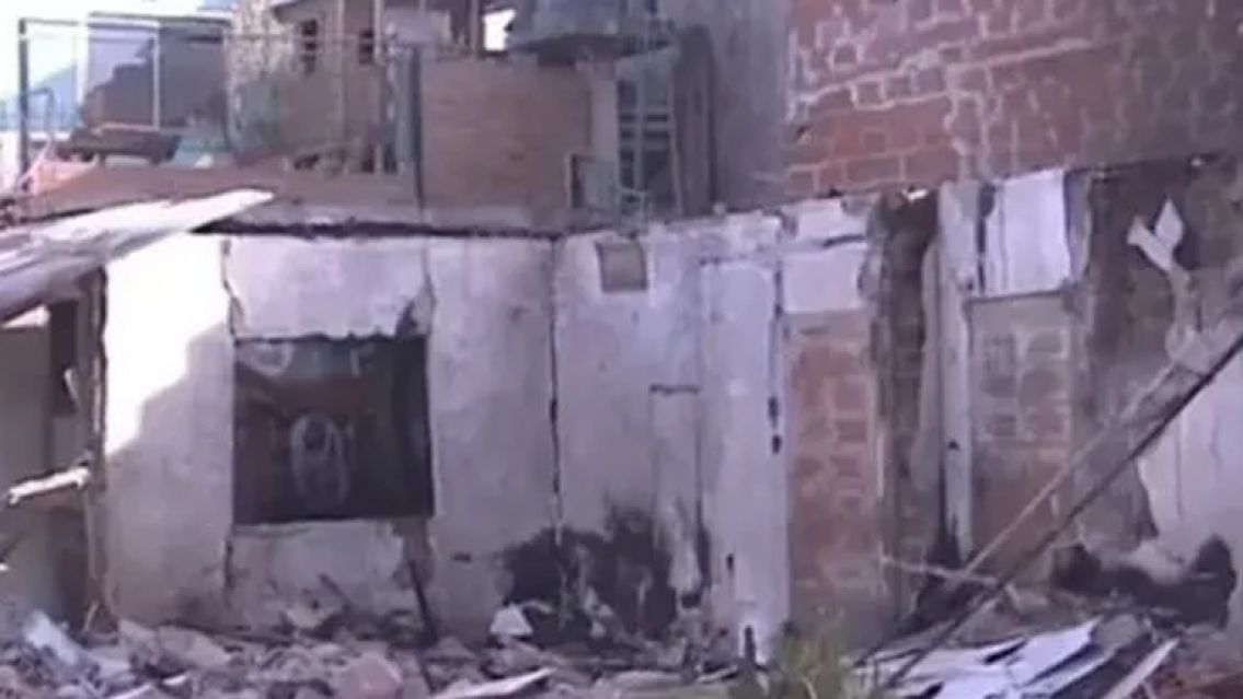 Su perro mordió la manguera de gas y la casa voló en pedazos: toda la familia está grave