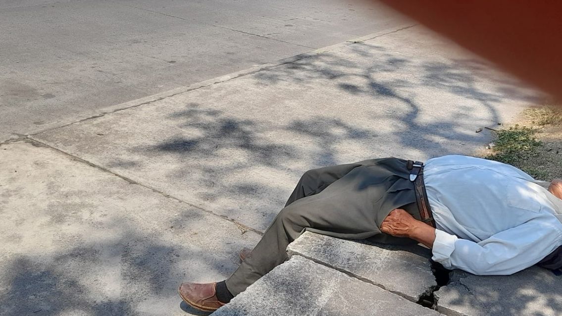 Juje�a dej� tirado a un abuelito en la calle: la buscan por todos lados