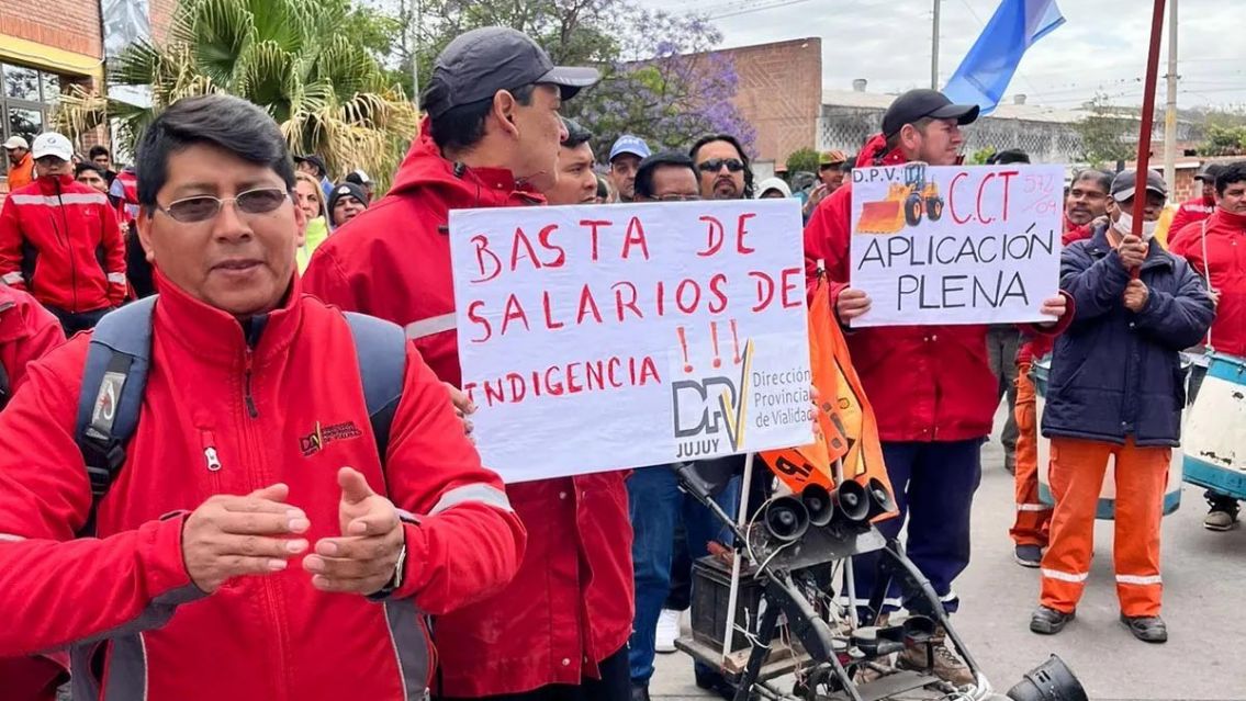 Sigue la protesta en Vialidad de Jujuy: reclamos salariales sin respuestas