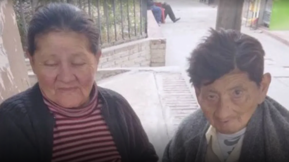 Abuela duerme en la calle con su hija y nieto: "No conseguimos pieza"