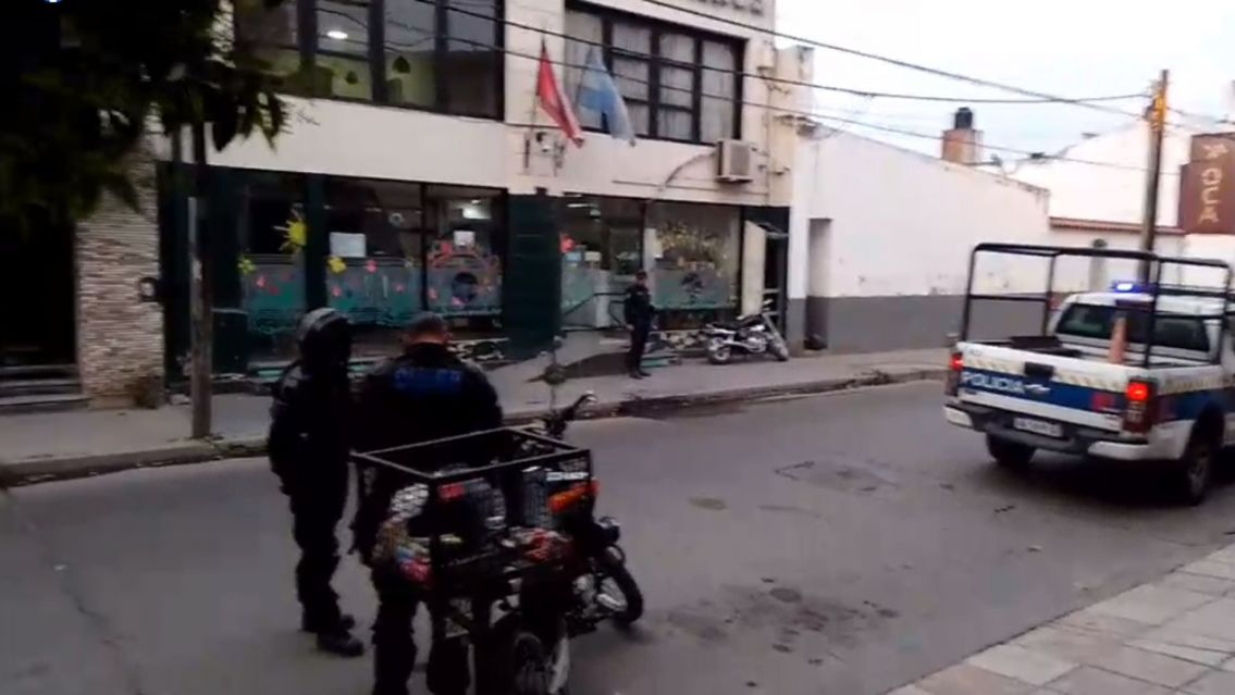 Tensión en Camioneros: un afiliado cayó con un machete y rompió todo