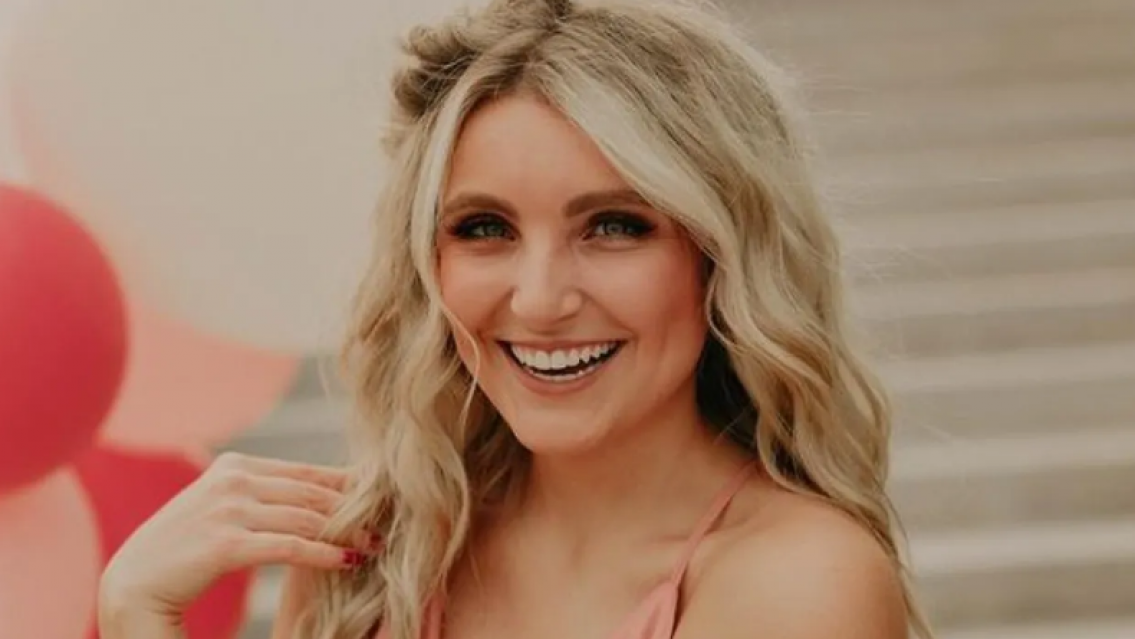 "Le doy gracias a mi ex": su novio la dejó antes de casarse y ella llevó a su mamá a la luna de miel