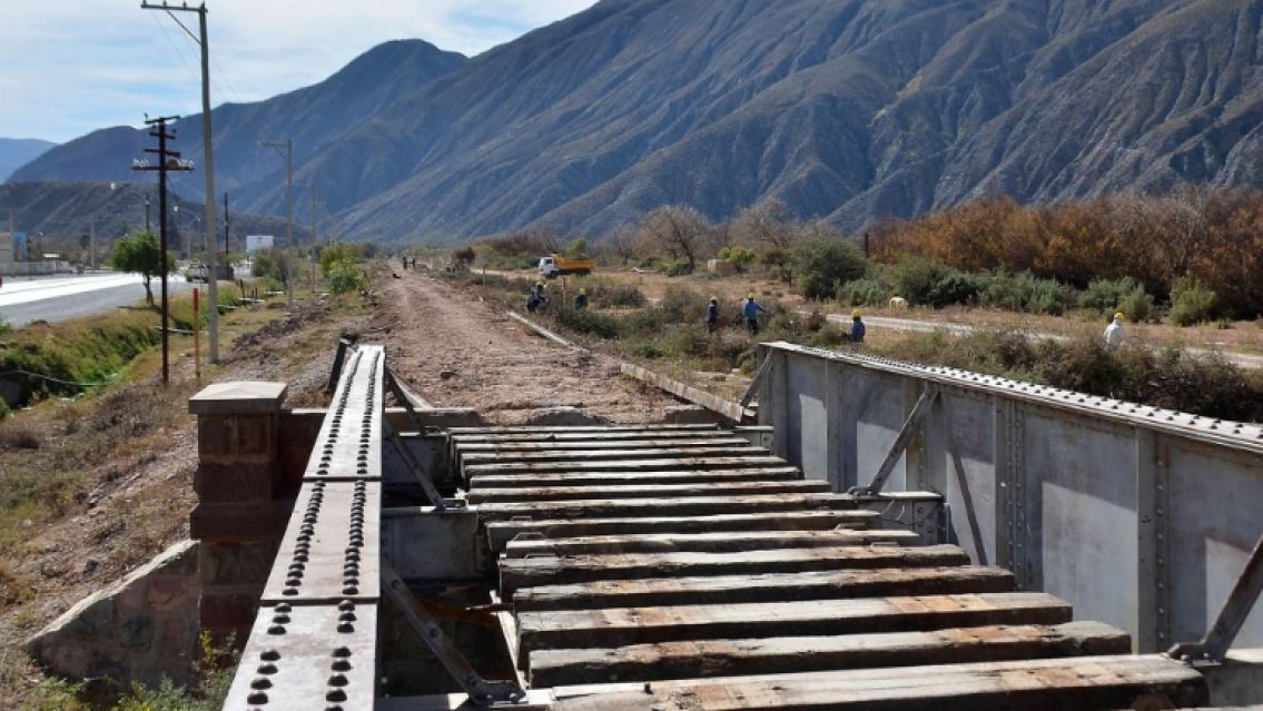Buscan gente para laburar en la obra del tren que va a La Quiaca: La obra no puede avanzar