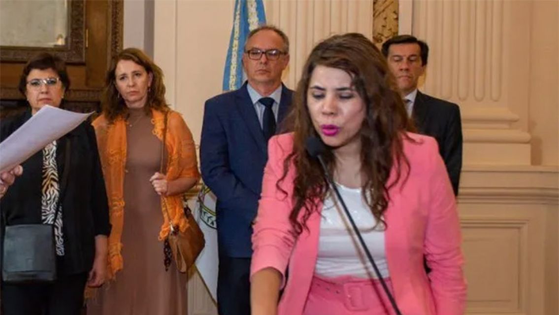 Mart�nez se hizo la abierta al di�logo y la destrozaron en segundos 